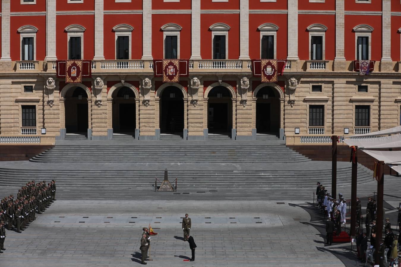 La jura de bandera civil cierra los actos por el Día de las Fuerzas Armadas en San Fernando