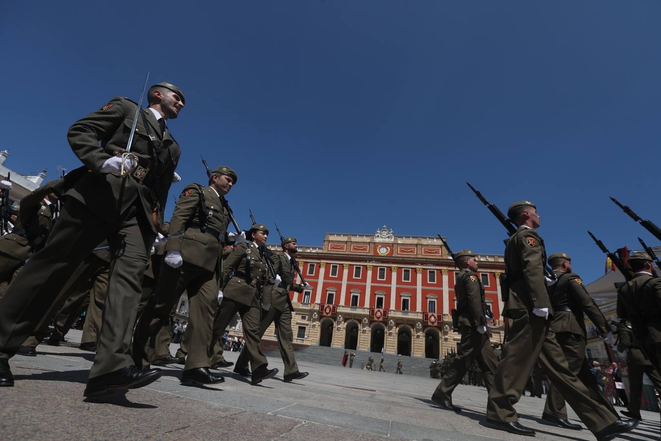 La jura de bandera civil cierra los actos por el Día de las Fuerzas Armadas en San Fernando