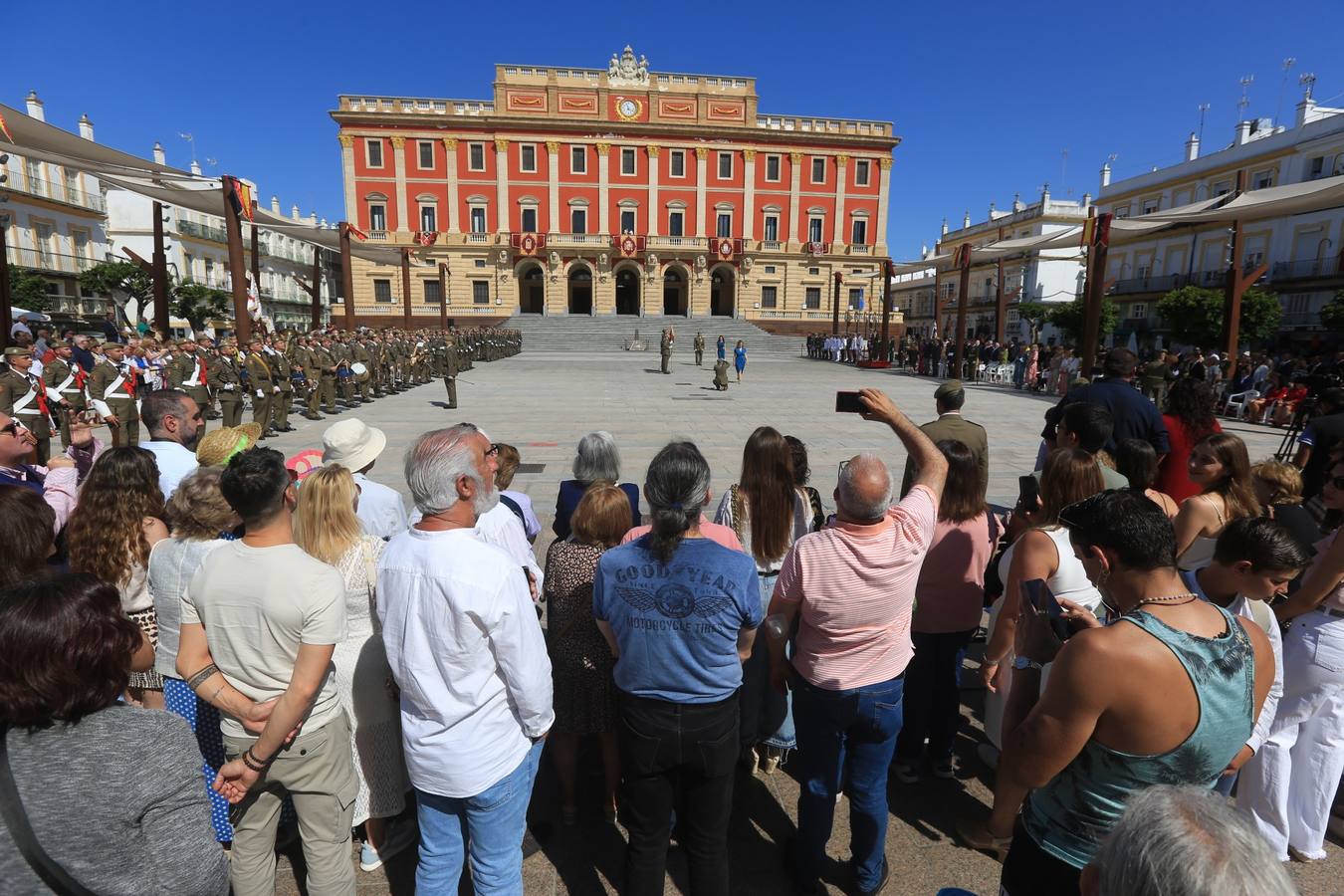 La jura de bandera civil cierra los actos por el Día de las Fuerzas Armadas en San Fernando