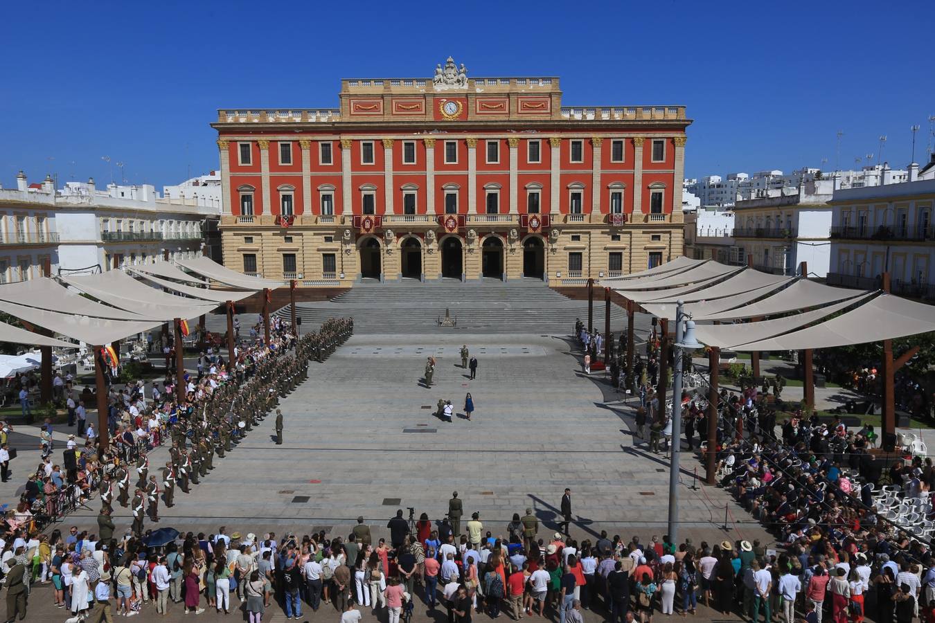 La jura de bandera civil cierra los actos por el Día de las Fuerzas Armadas en San Fernando