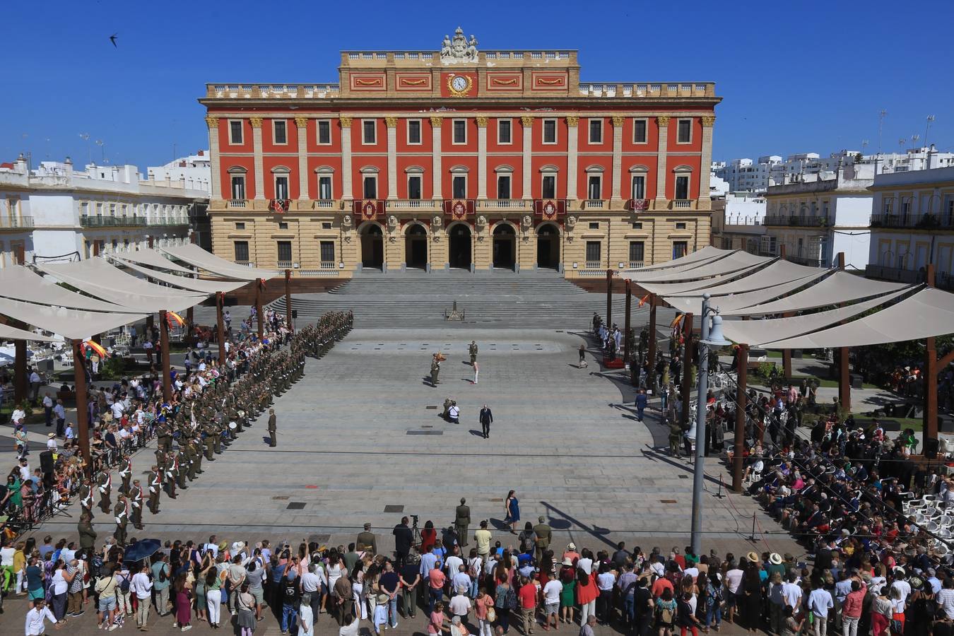 La jura de bandera civil cierra los actos por el Día de las Fuerzas Armadas en San Fernando