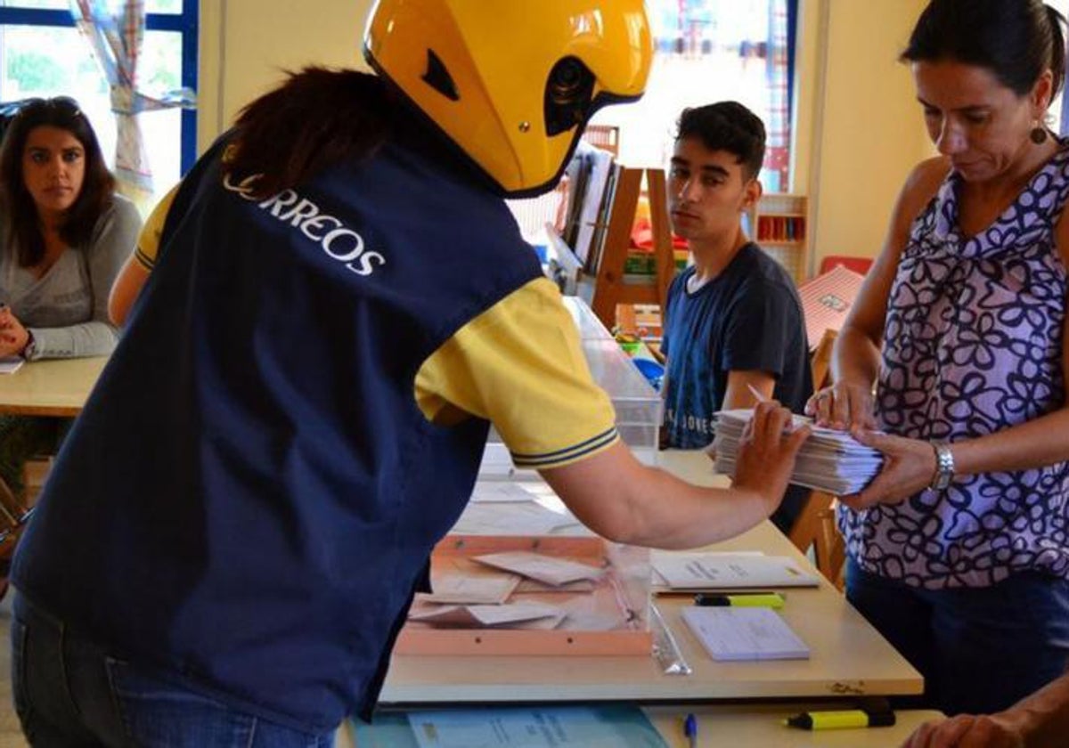 Entrega de votos por correo en una mesa electoral las pasadas municipales