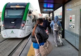 El Tranvía de Cádiz refuerza con ocho trenes especiales debido a la Feria de Chiclana