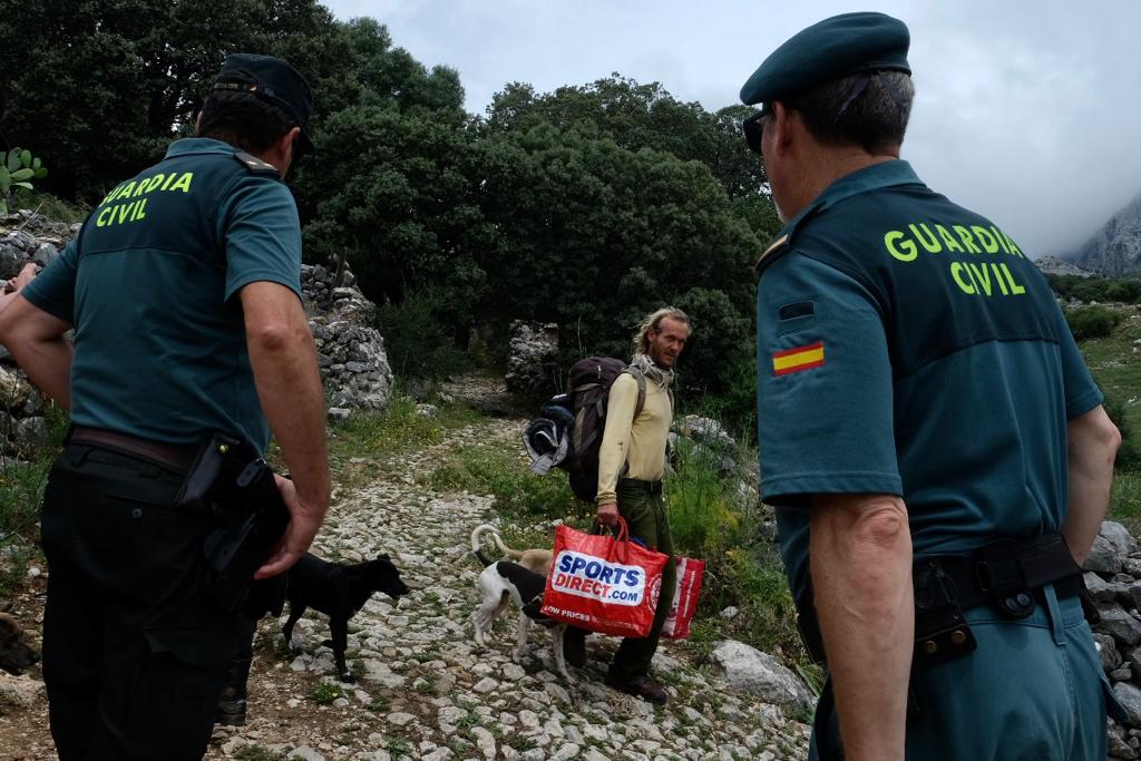 Fotos: los agentes desmantelan la comuna hippie de la familia Arcoíris en Benaocaz, Cádiz