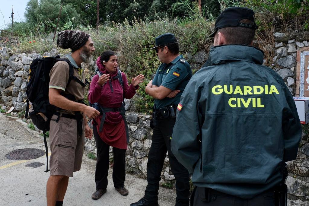 Fotos: los agentes desmantelan la comuna hippie de la familia Arcoíris en Benaocaz, Cádiz