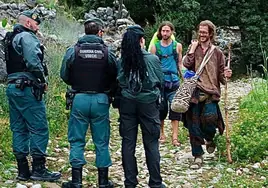 Importante despliegue de la Guardia Civil para desalojar a los hippies de la Familia Arcoiris acampados en Benaocaz