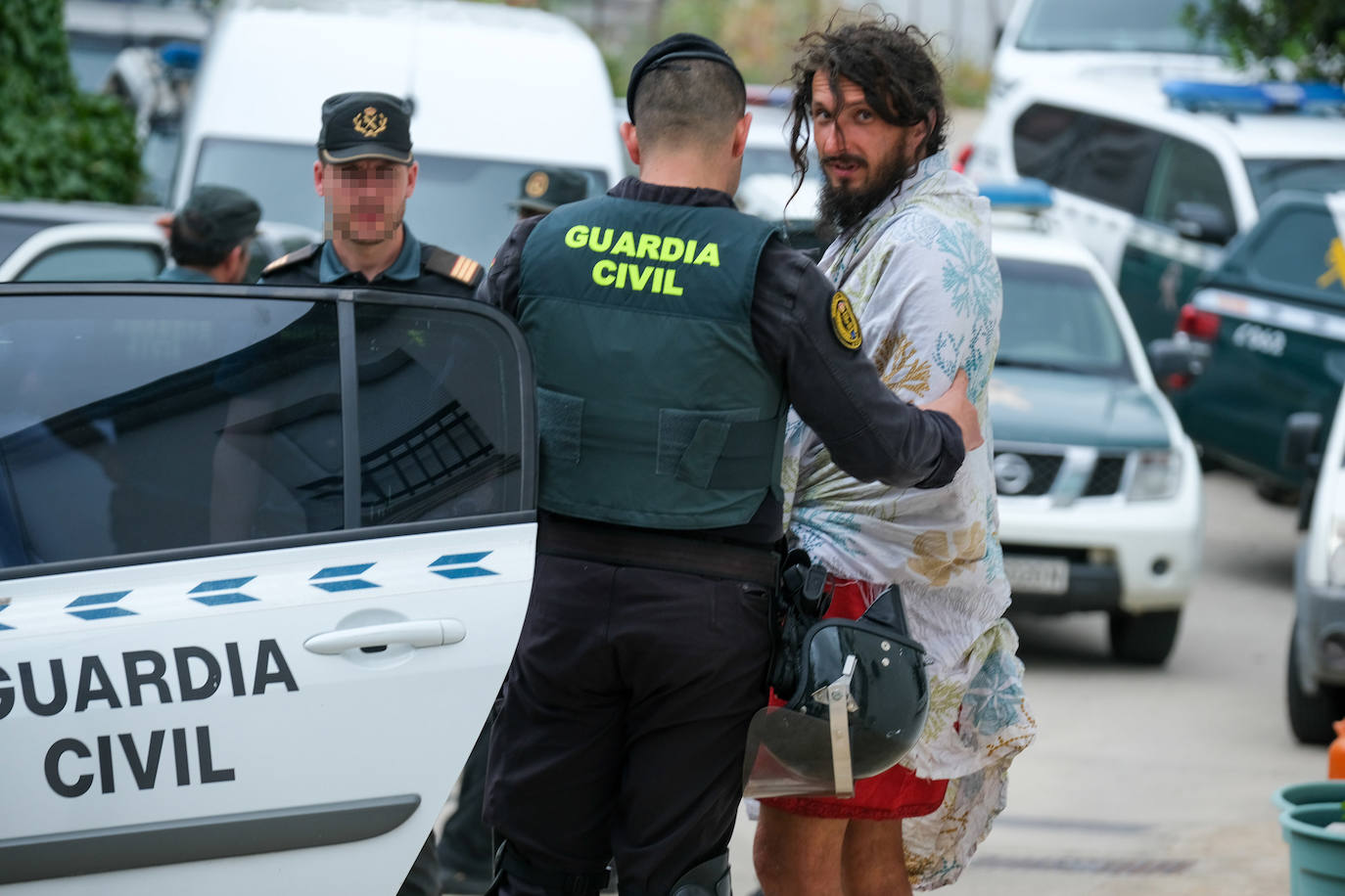 Fotos: los agentes desmantelan la comuna hippie de la familia Arcoíris en Benaocaz, Cádiz