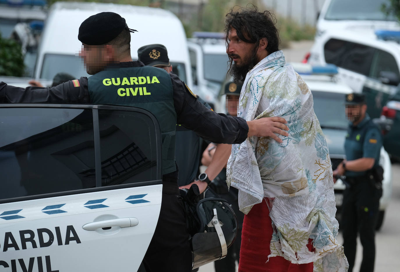 Fotos: los agentes desmantelan la comuna hippie de la familia Arcoíris en Benaocaz, Cádiz