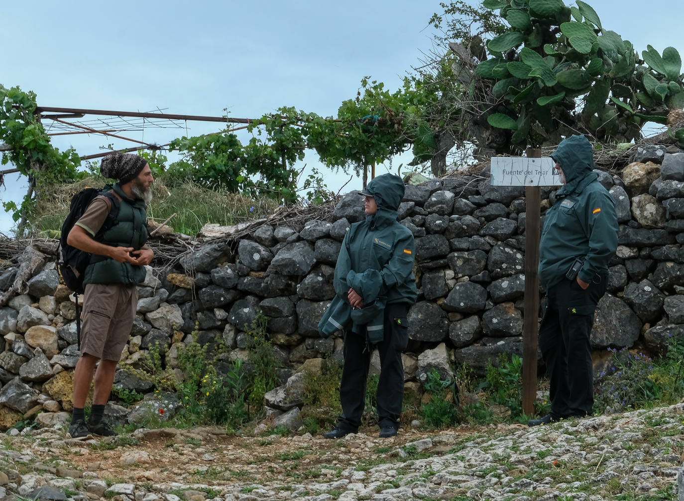 Fotos: los agentes desmantelan la comuna hippie de la familia Arcoíris en Benaocaz, Cádiz