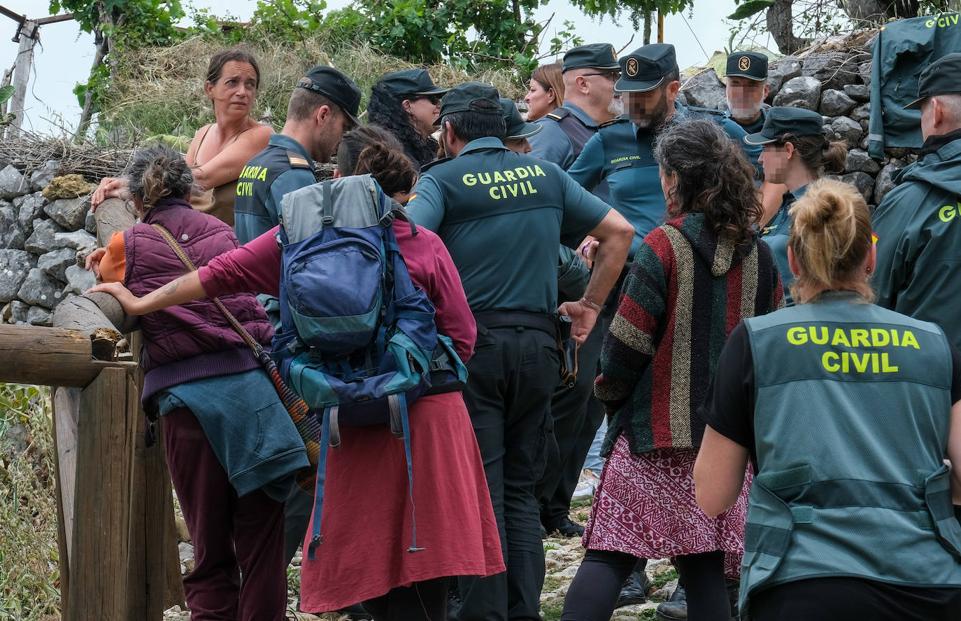 Fotos: los agentes desmantelan la comuna hippie de la familia Arcoíris en Benaocaz, Cádiz