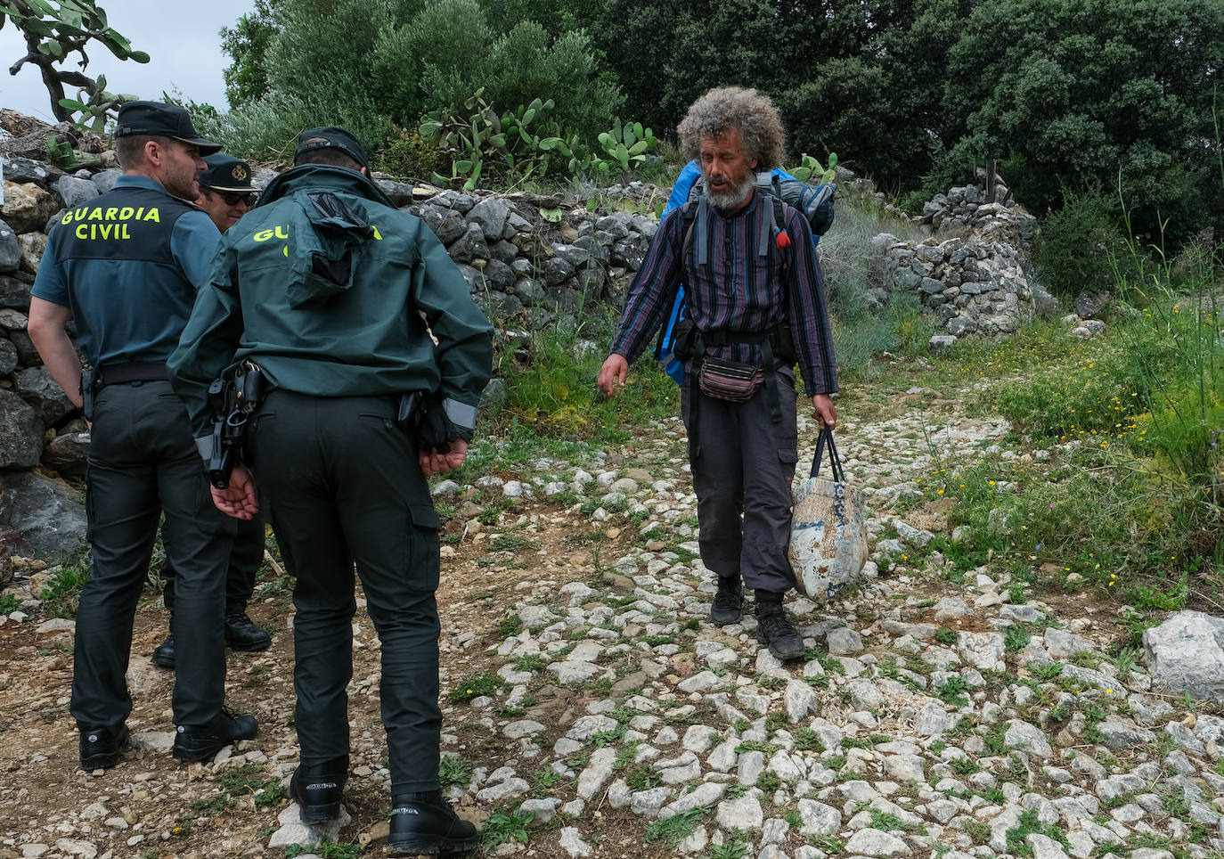 Fotos: los agentes desmantelan la comuna hippie de la familia Arcoíris en Benaocaz, Cádiz