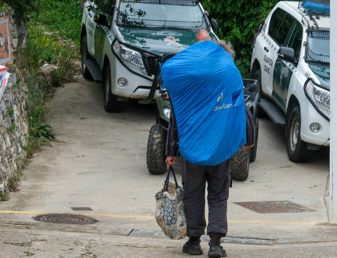 Fotos: los agentes desmantelan la comuna hippie de la familia Arcoíris en Benaocaz, Cádiz