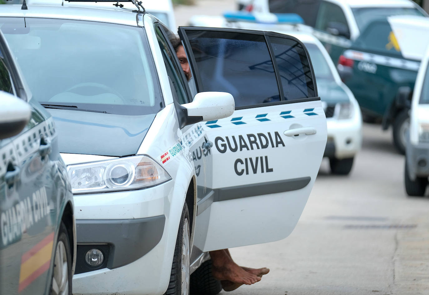 Fotos: los agentes desmantelan la comuna hippie de la familia Arcoíris en Benaocaz, Cádiz