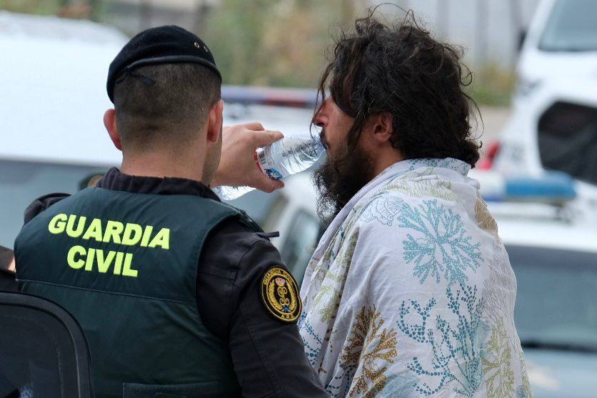 Fotos: los agentes desmantelan la comuna hippie de la familia Arcoíris en Benaocaz, Cádiz