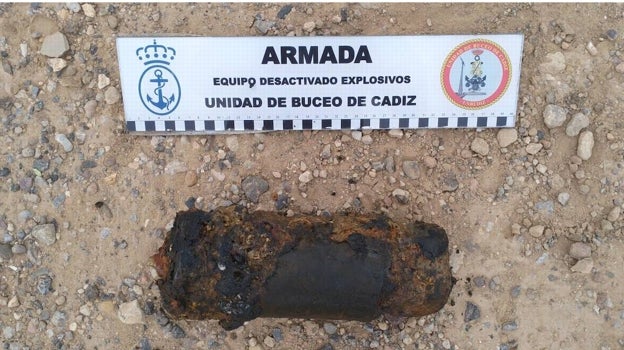 La Unidad de Buceo de Cádiz de la Armada detecta cuatro artefactos explosivos bajo las aguas en Melilla