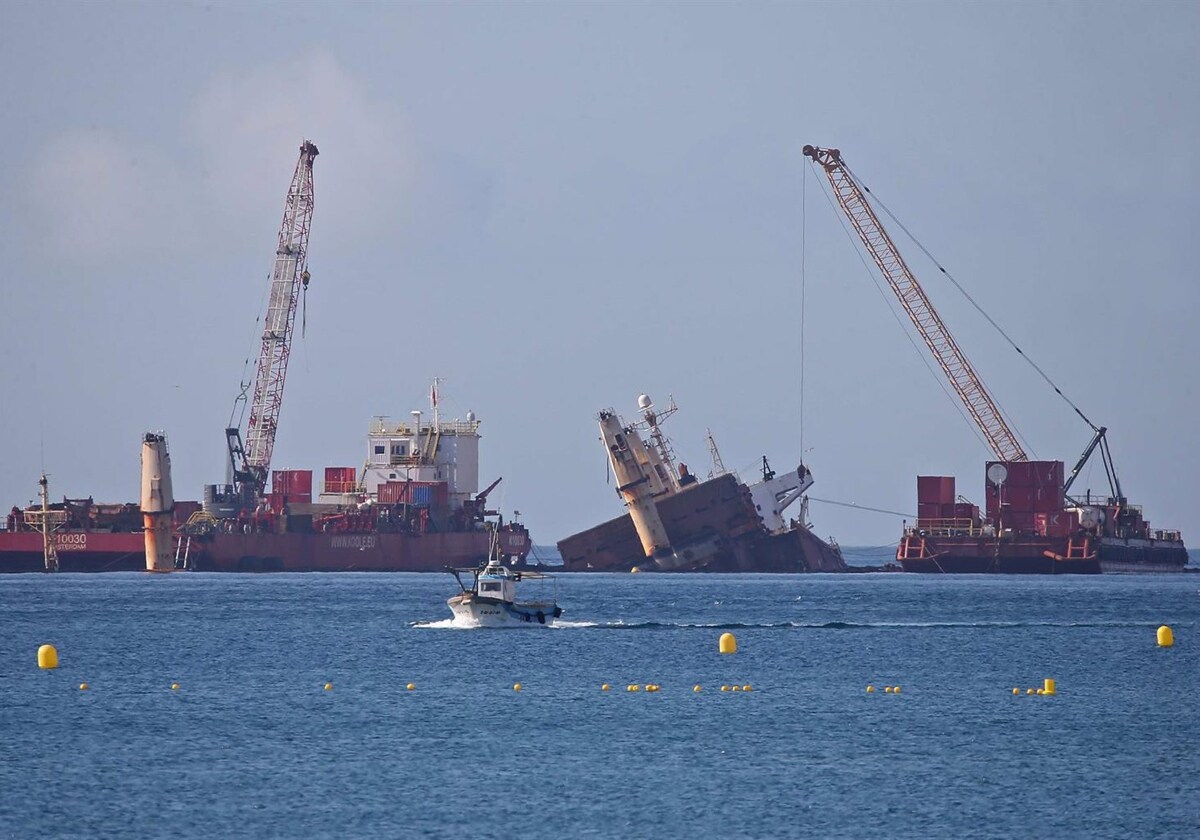 Gibraltar empieza a sacar del agua el casco del buque OS35, hundido desde agosto de 2022