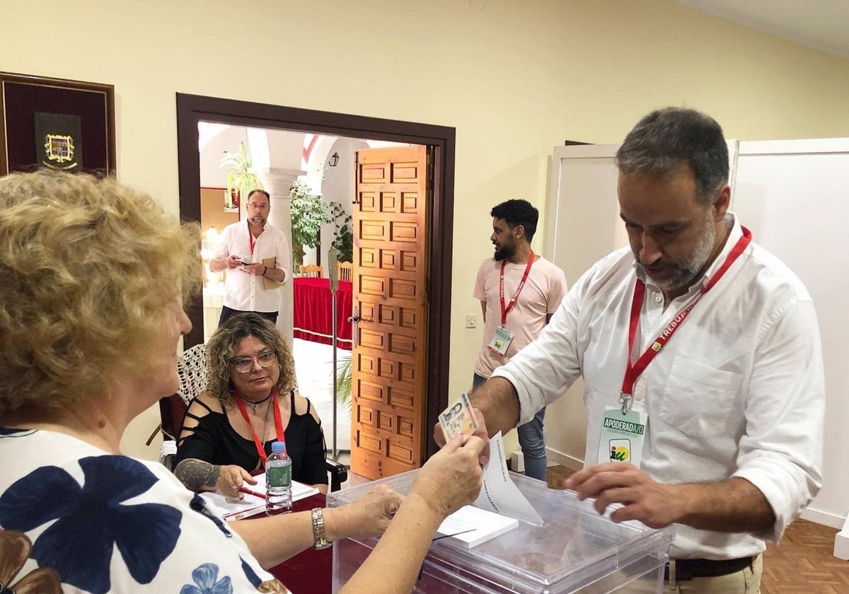 Ramón Galán, alcalde de Trebujena y candidato por IU en este municipio, ejerciendo su derecho al voto el 28M.