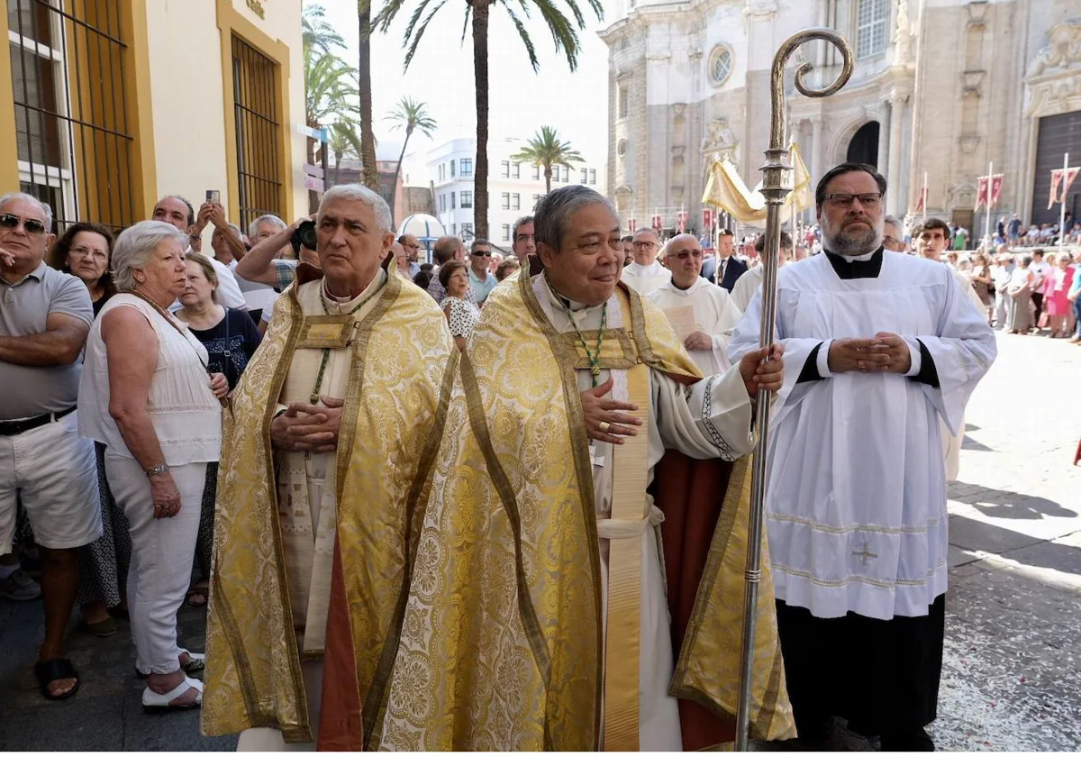 El nuncio del Papa, en la procesión del Corpus Christi de Cádiz.