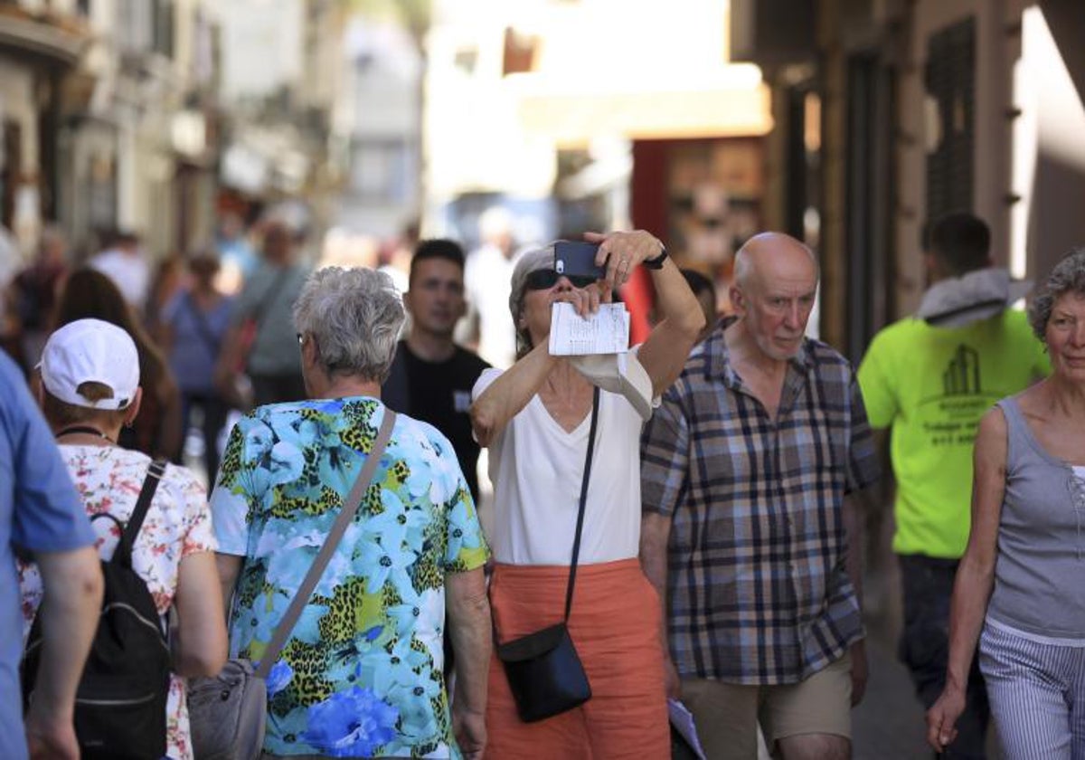 Varios turistas pasean por las calles de Cádiz capital, situada entre los 100 destinos más relevantes de España.