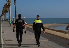 Cuatro agentes de la Policía Local se presentan voluntarios a la playa para el 18 de junio, un día después de la salida de Kichi