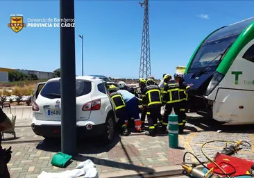 Una persona, atrapada en su coche tras chocar contra el tranvía en Chiclana