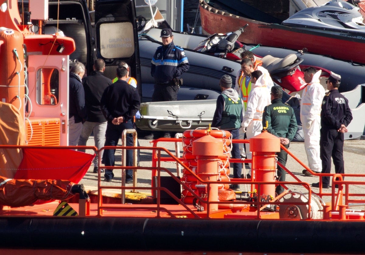 La embarcación de Salvamento Marítimo llega a Tarifa con el cuerpo de uno de los marineros.