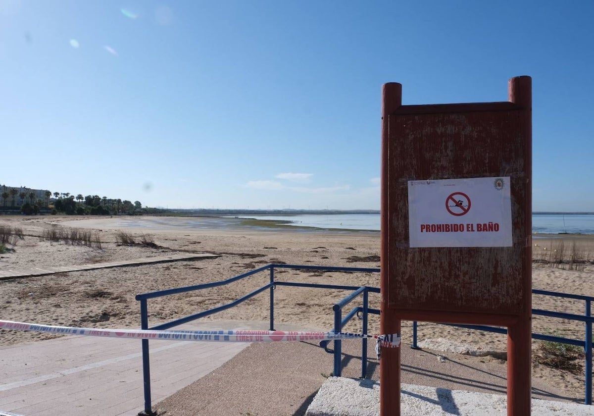 La playa de La Cachucha, actualmente cerrada al baño