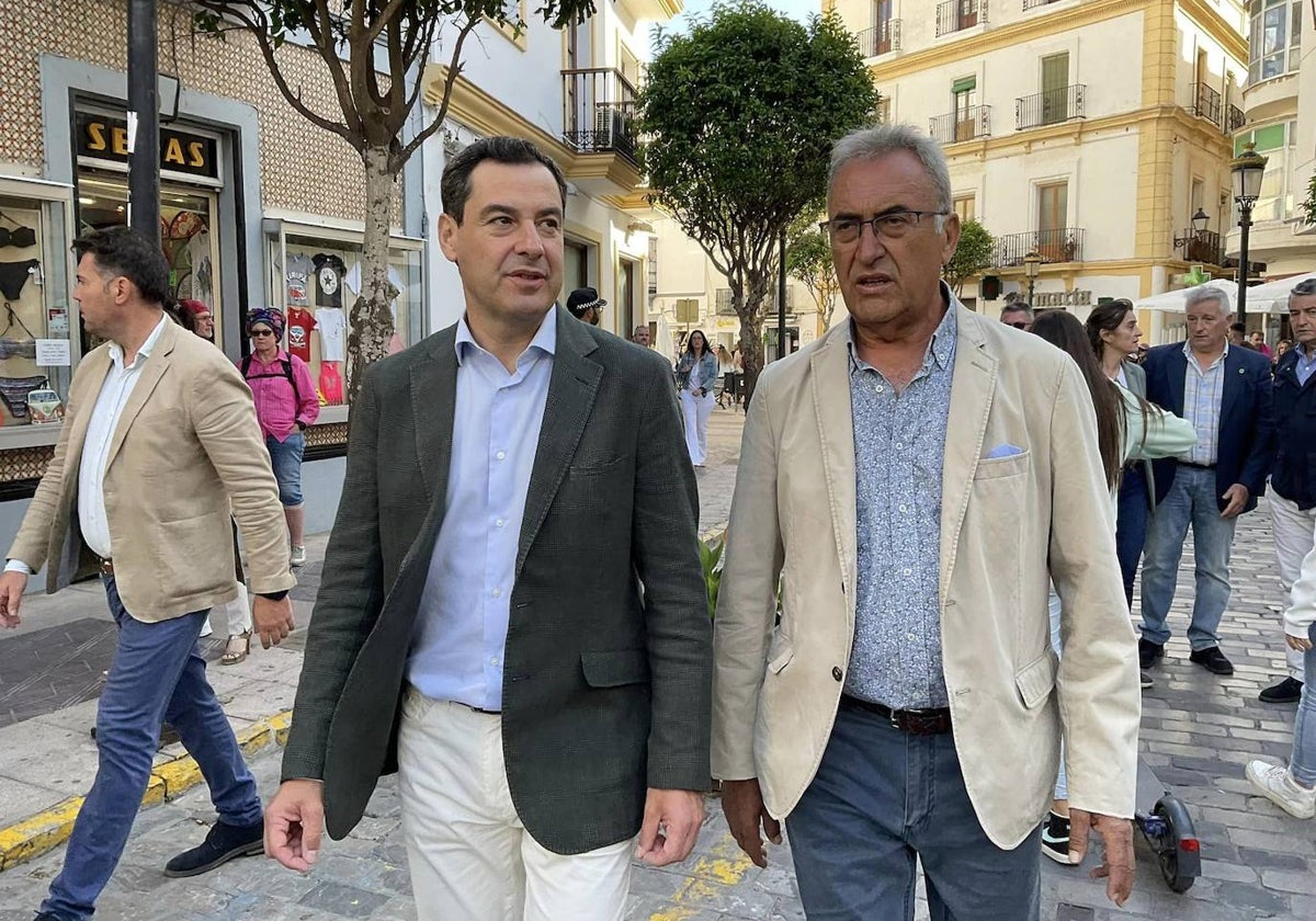 El candidato popular Pepe Santos con el presidente de la Junta Juanma Moreno en una visita a Tarifa