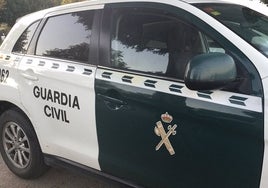 Detenido un hombre por asestar dos puñaladas por la espalda a otro en una calle de Arcos