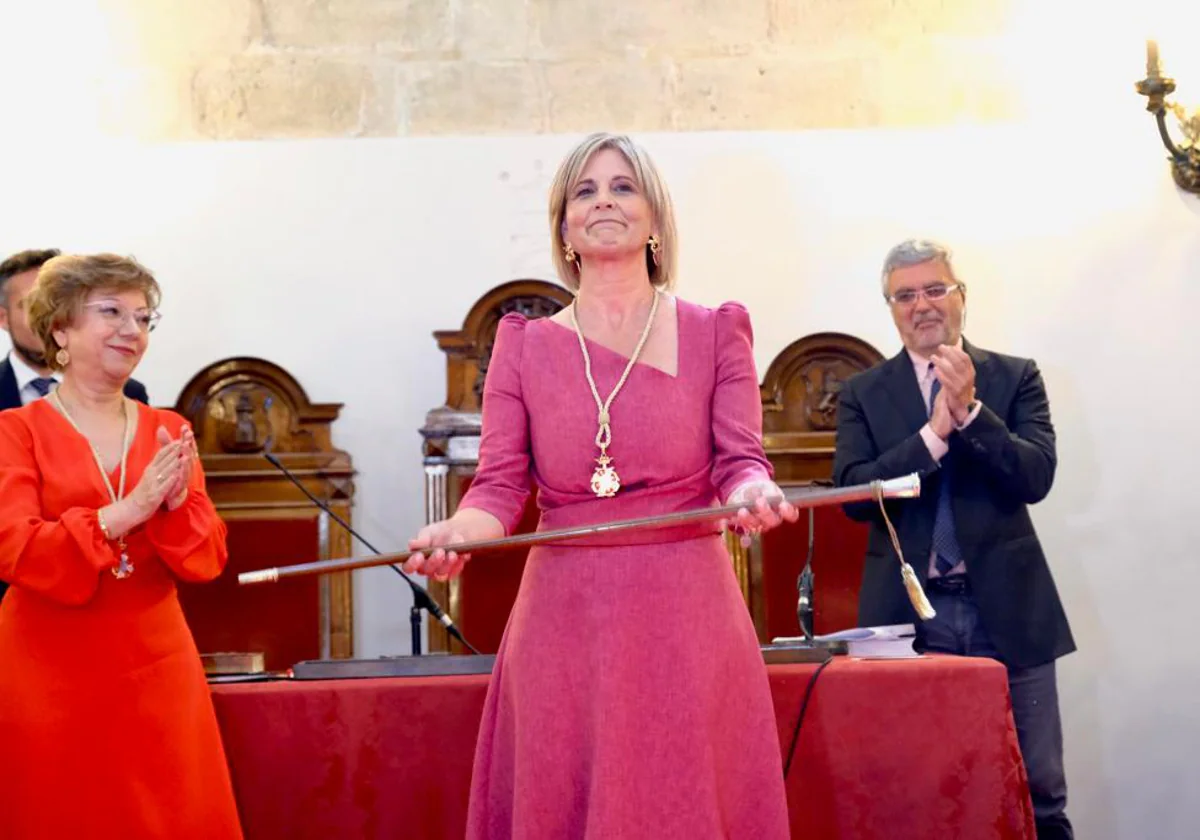 María José García-Pelayo con el bastón de mando de la ciudad