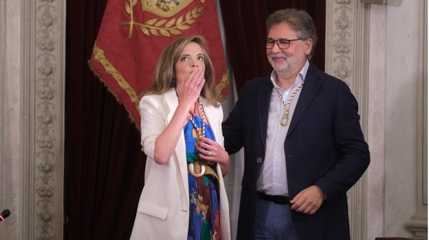 Emoción, besos al cielo, y brindis con cava para celebrar el nuevo tiempo en el Ayuntamiento de Cádiz