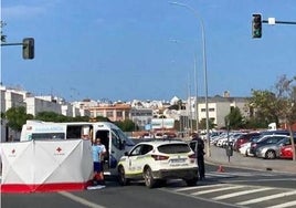 Muere atropellado un ciclista en Chiclana y su nieto de dos años resulta ileso