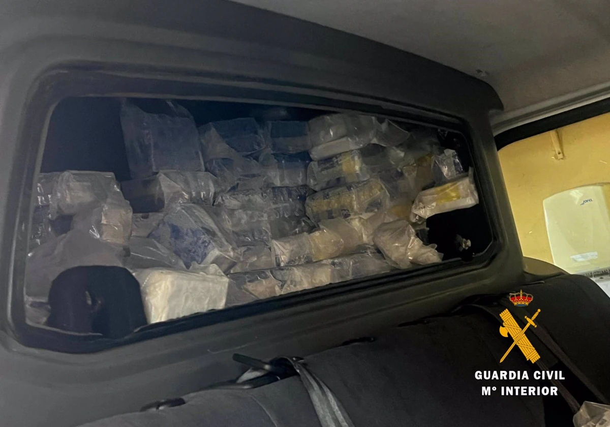 Encuentran casi 410 kilos de hachís en un doble fondo en una furgoneta cuando iba a embarcar desde Ceuta