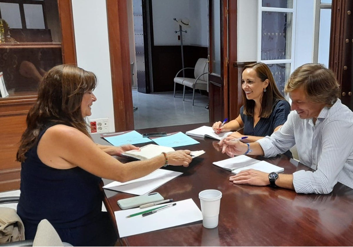 Helena Fernández (Adelante Izquierda Gaditana), junto a Pablo Otero y Virginia Martín.