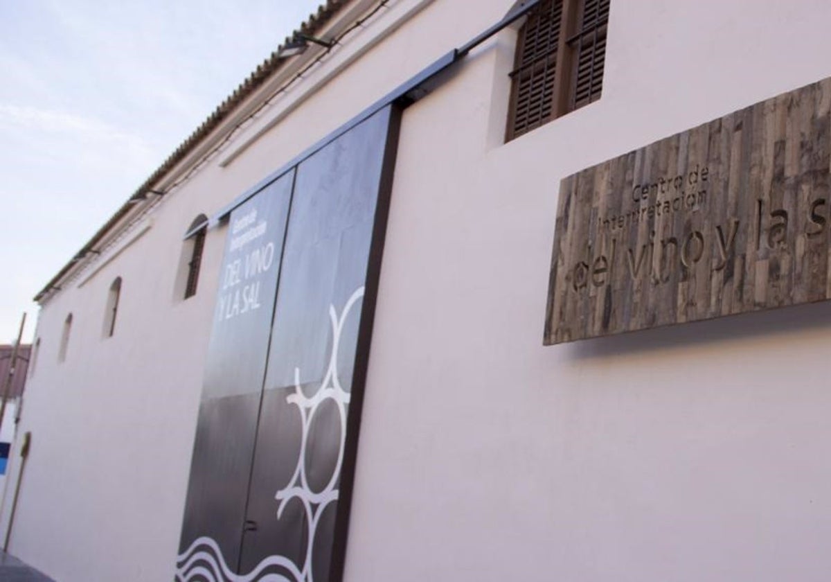 Fachada del Centro de Interpretación del Vino y la Sal de Chiclana.