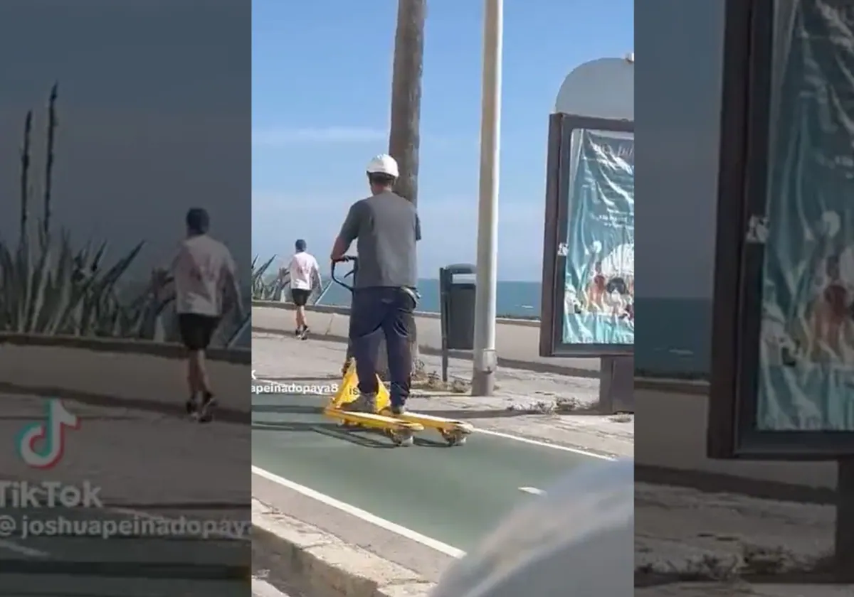 Se pasea con un portapalets convertido en patinete: «Cádiz nunca dejará de sorprenderme»