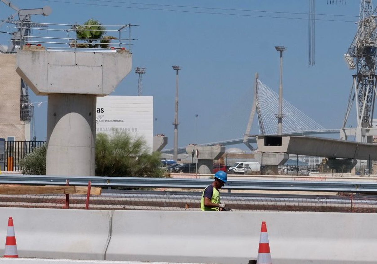 Los trabajos se concentran en los extremos de la carretera, donde se colocará el tablero central