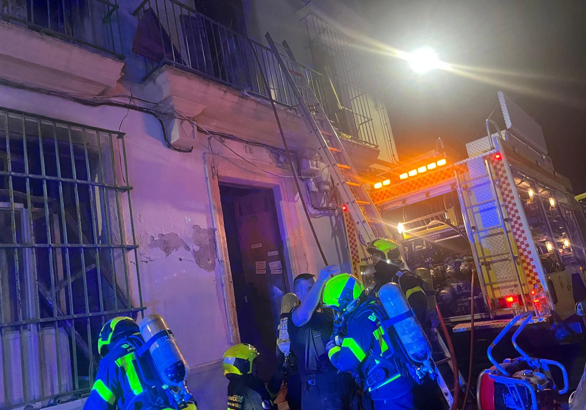 Rescatan a dos perros en el incendio de una casa abandonada en Jerez