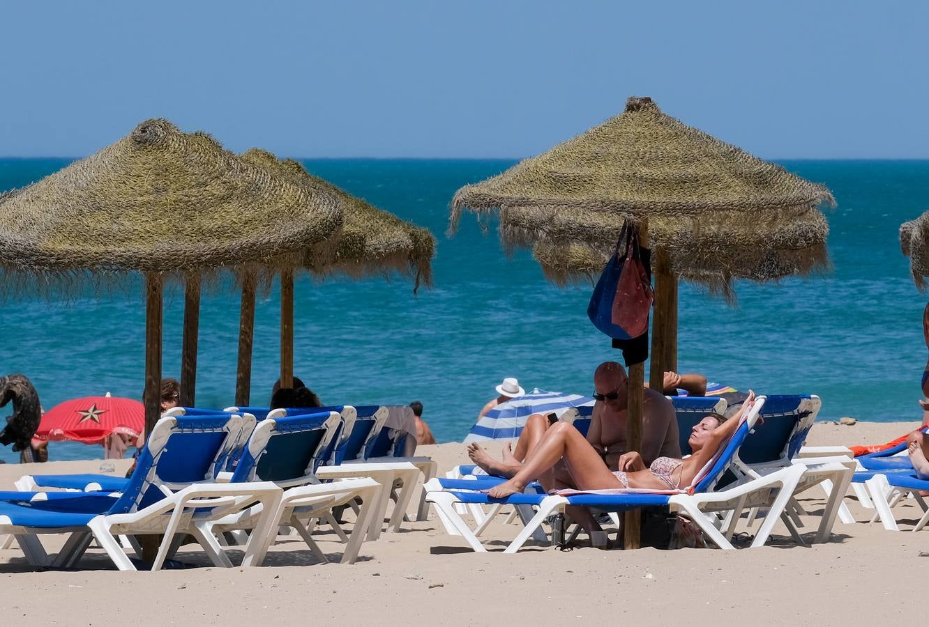 Fotos: Playas y terrazas, aliadas en Cádiz, en alerta naranja por la primera gran ola de calor