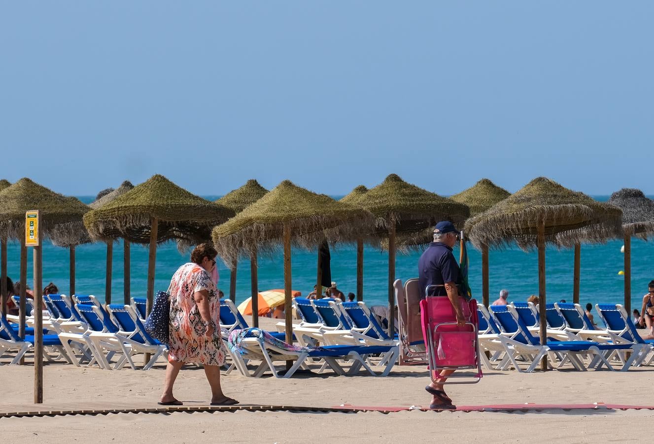 Fotos: Playas y terrazas, aliadas en Cádiz, en alerta naranja por la primera gran ola de calor