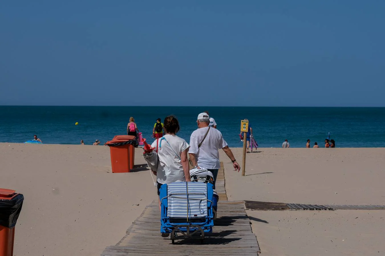 Fotos: Playas y terrazas, aliadas en Cádiz, en alerta naranja por la primera gran ola de calor