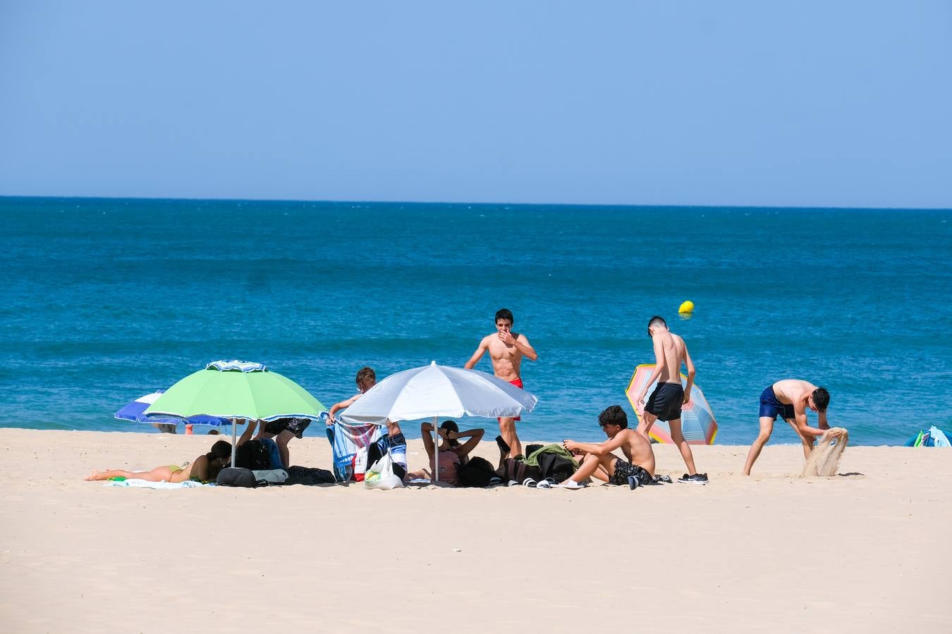 Fotos: Playas y terrazas, aliadas en Cádiz, en alerta naranja por la primera gran ola de calor