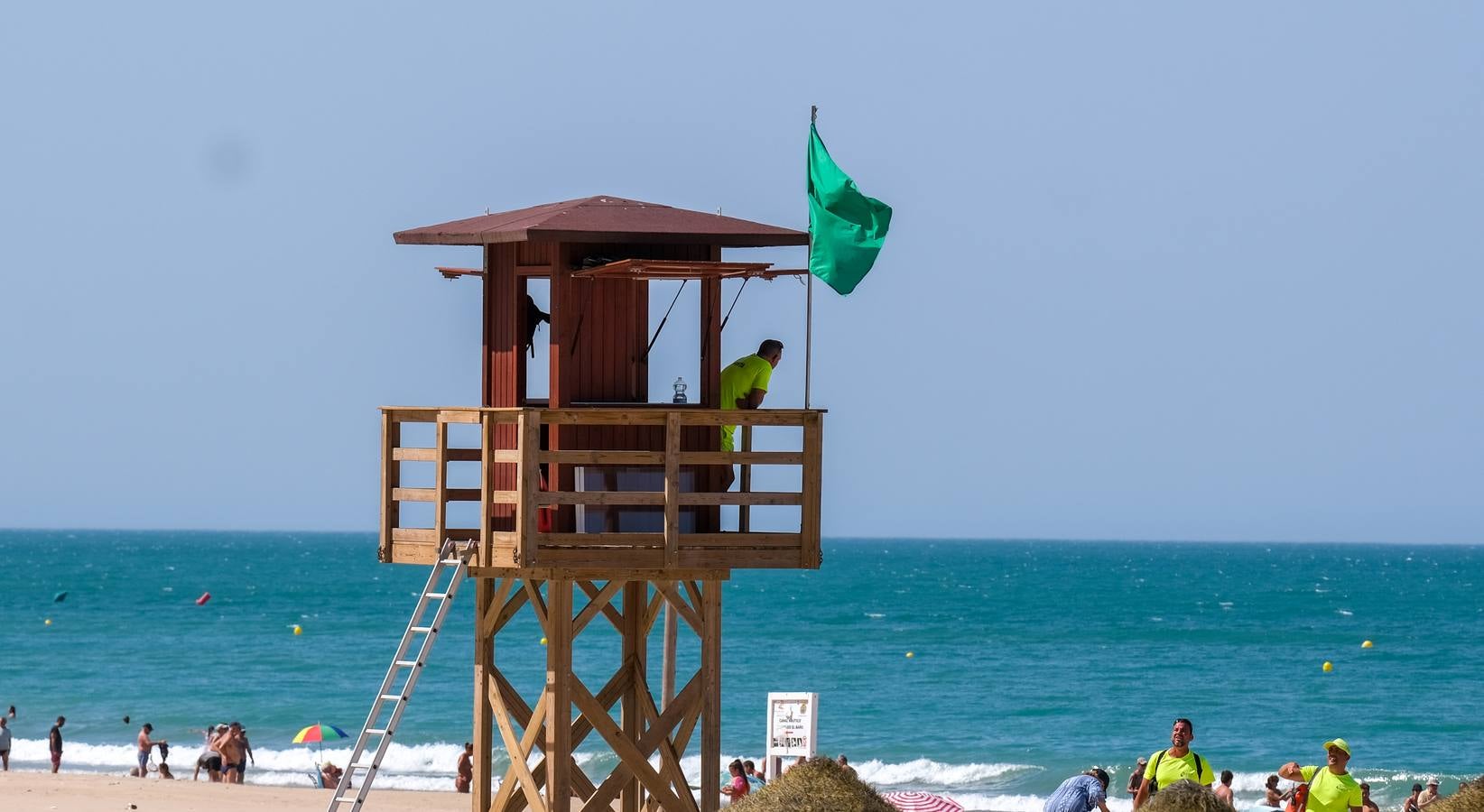 Fotos: Playas y terrazas, aliadas en Cádiz, en alerta naranja por la primera gran ola de calor