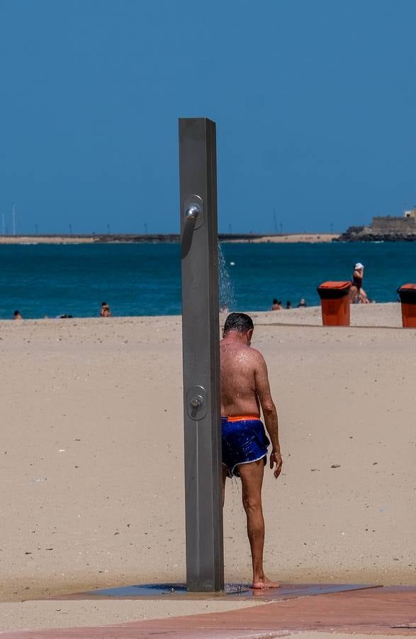 Fotos: Playas y terrazas, aliadas en Cádiz, en alerta naranja por la primera gran ola de calor