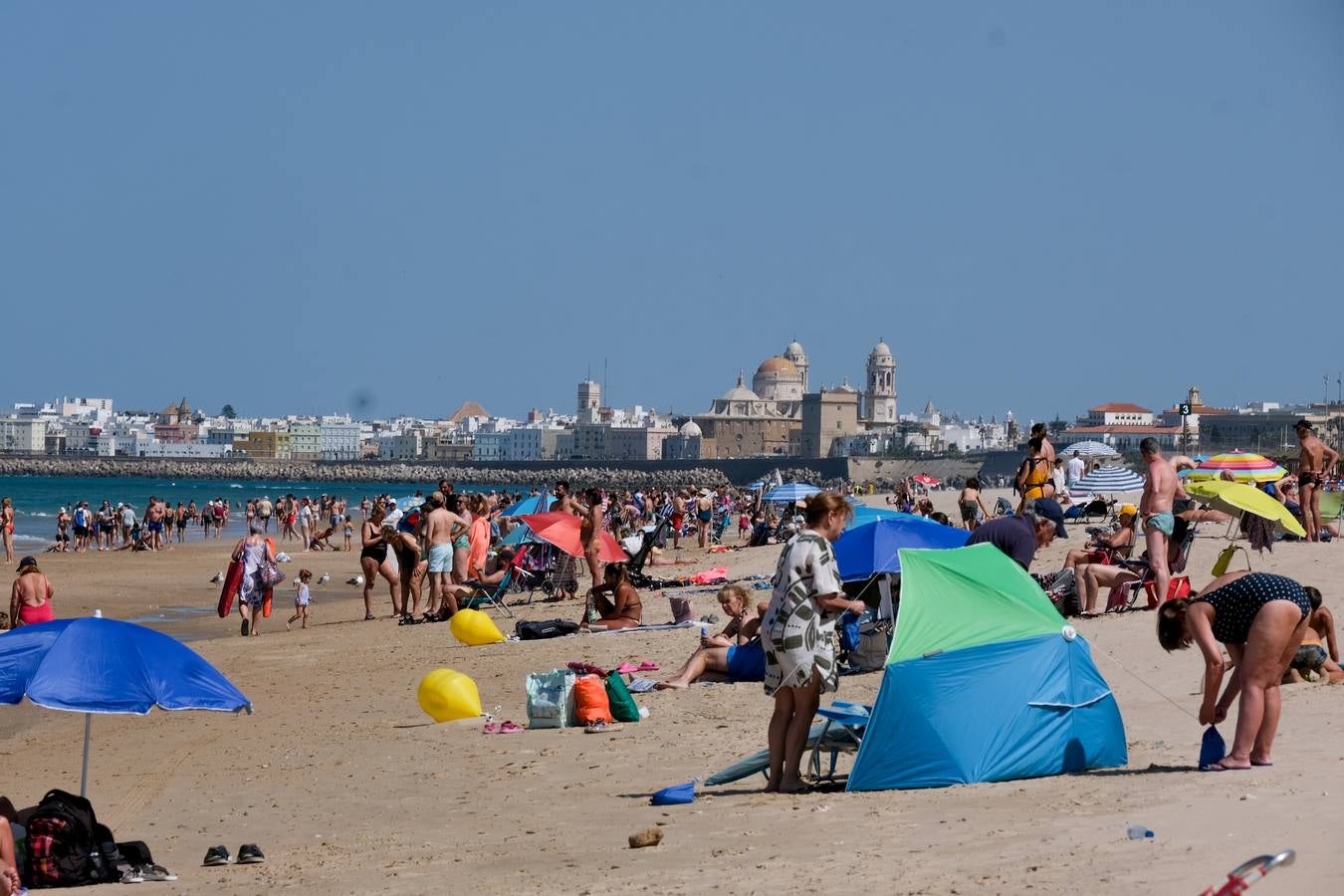 Fotos: Playas y terrazas, aliadas en Cádiz, en alerta naranja por la primera gran ola de calor