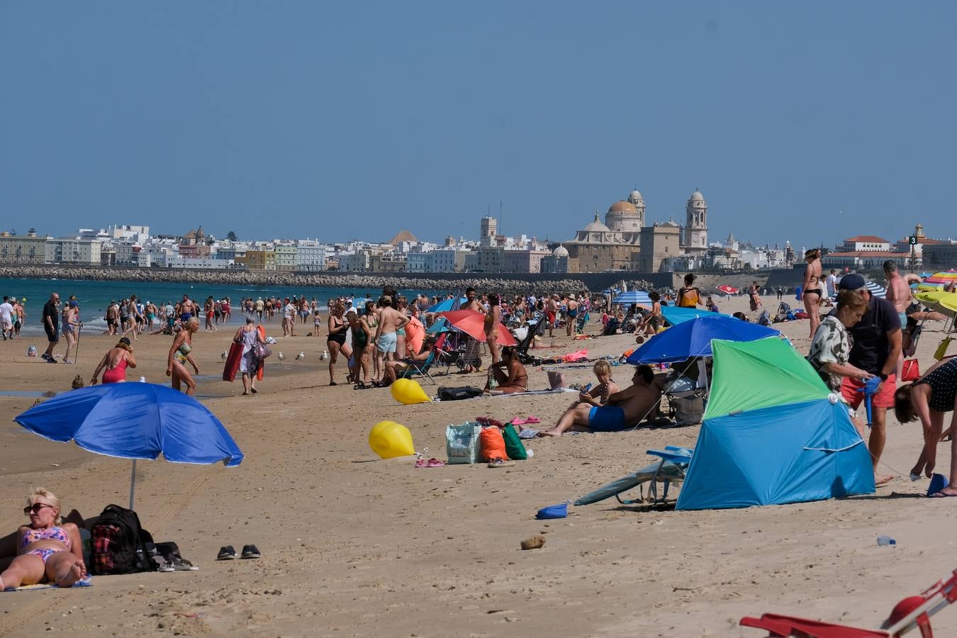 Fotos: Playas y terrazas, aliadas en Cádiz, en alerta naranja por la primera gran ola de calor
