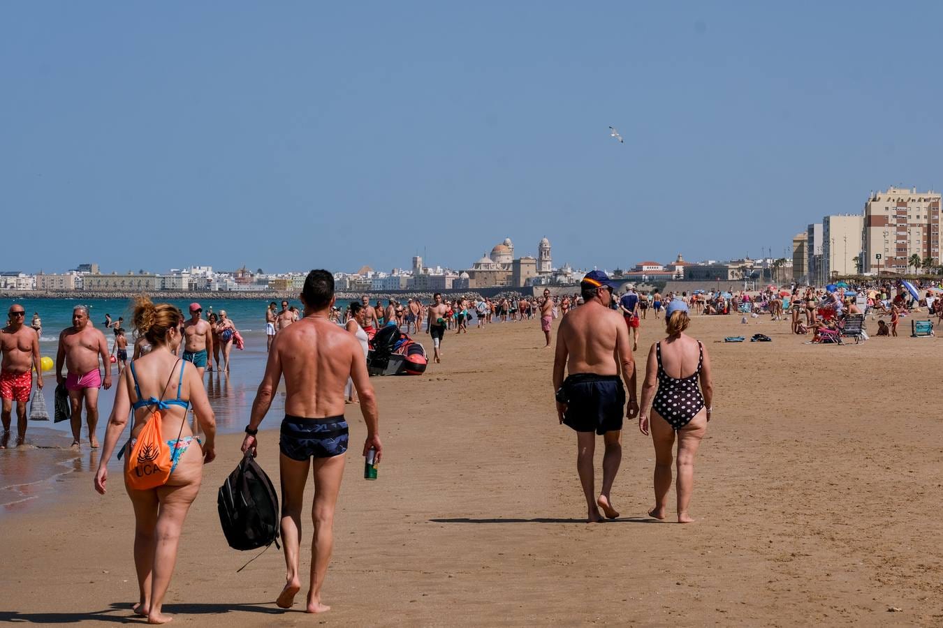 Fotos: Playas y terrazas, aliadas en Cádiz, en alerta naranja por la primera gran ola de calor