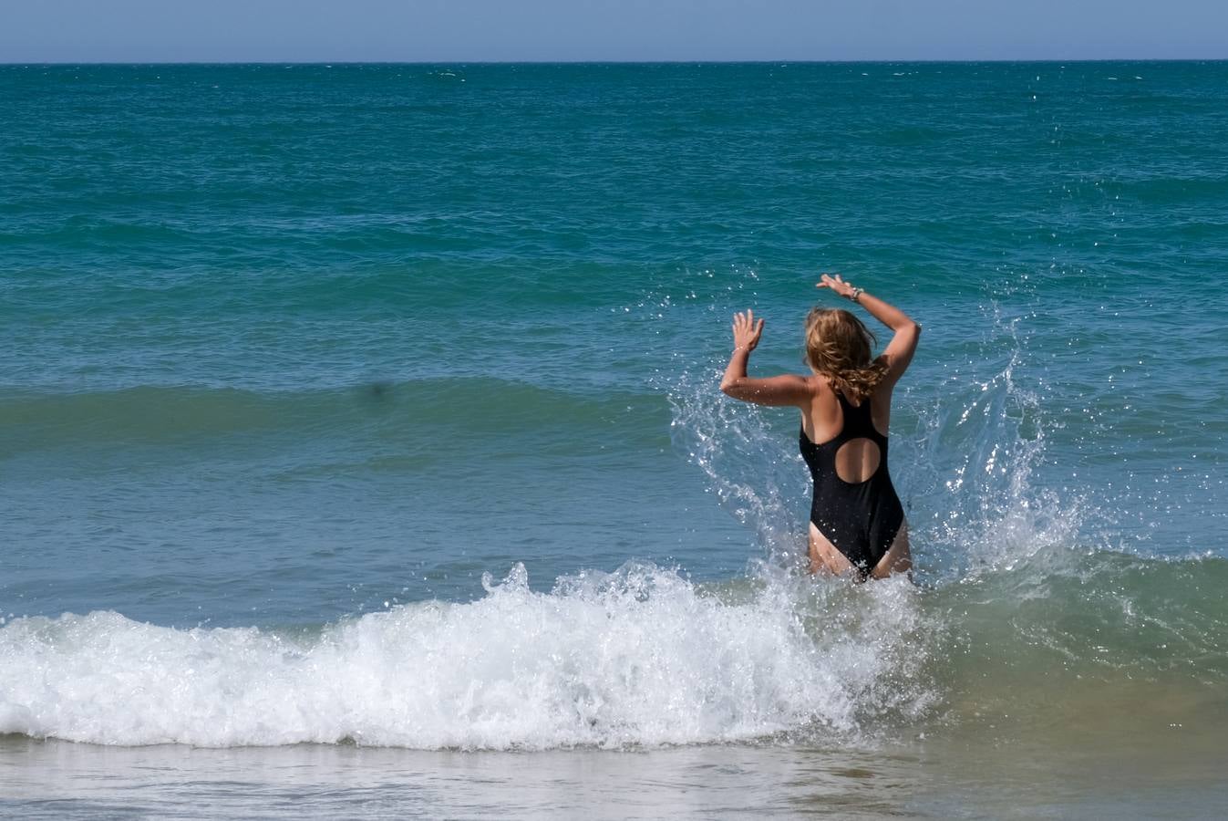 Fotos: Playas y terrazas, aliadas en Cádiz, en alerta naranja por la primera gran ola de calor