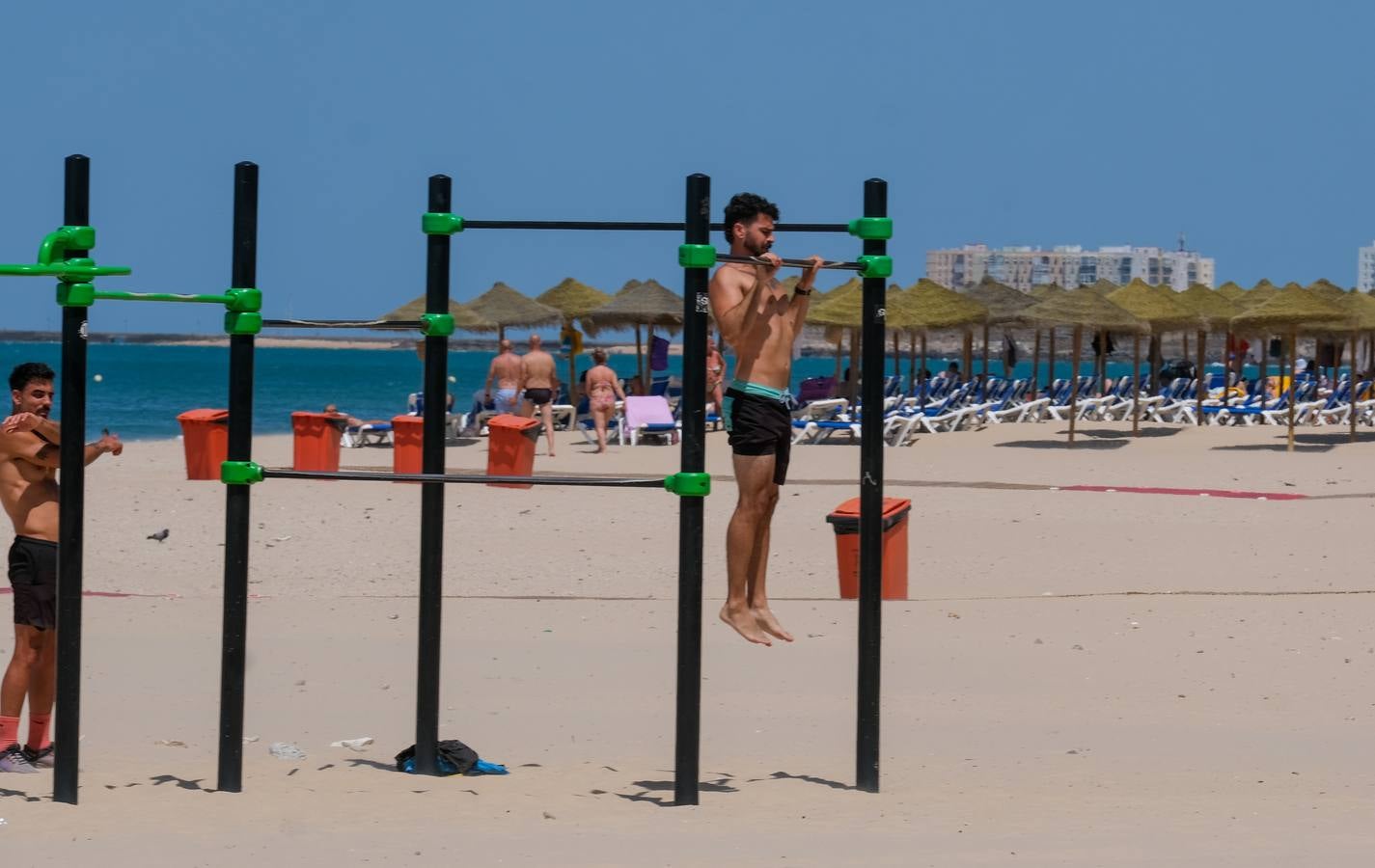 Fotos: Playas y terrazas, aliadas en Cádiz, en alerta naranja por la primera gran ola de calor
