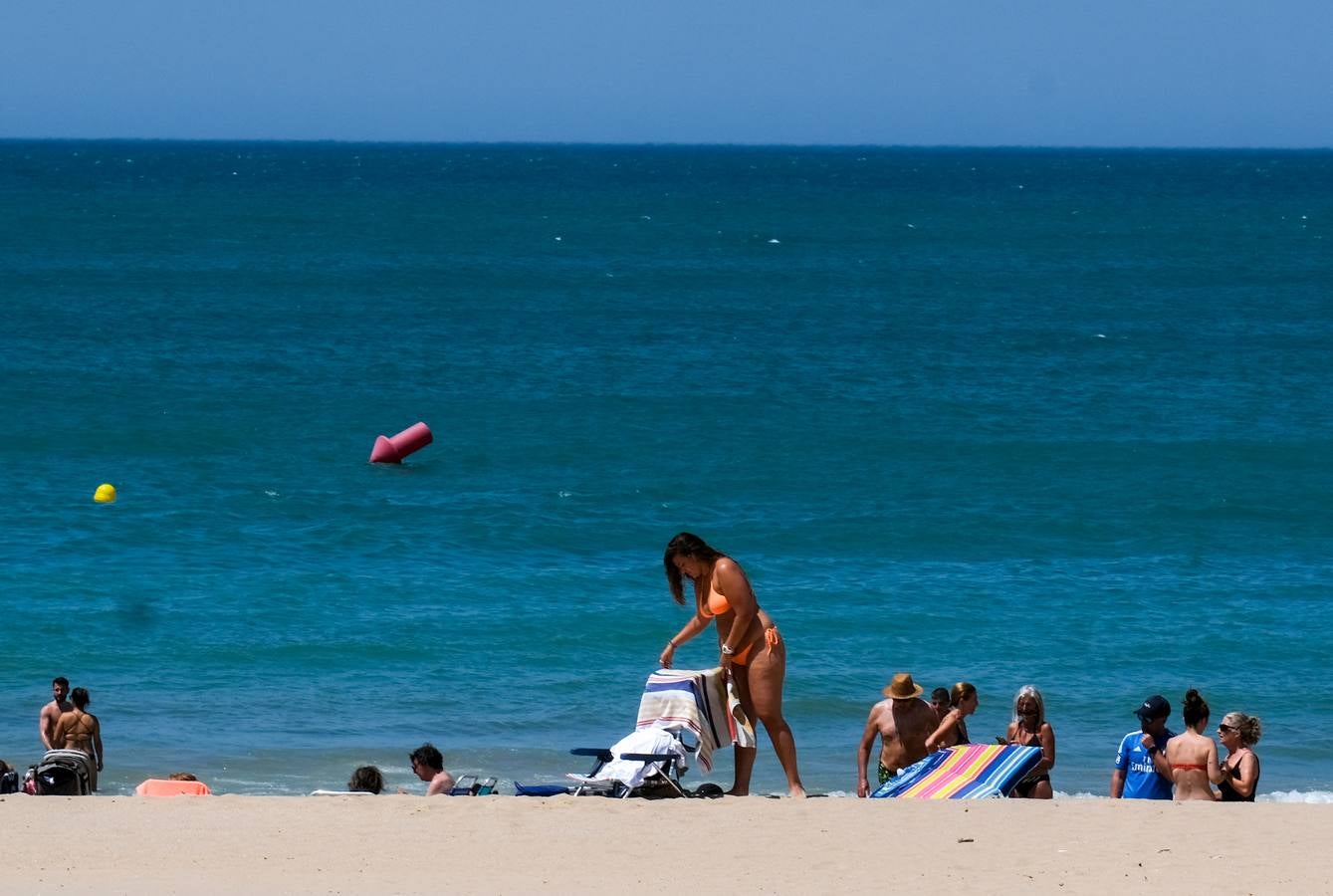 Fotos: Playas y terrazas, aliadas en Cádiz, en alerta naranja por la primera gran ola de calor